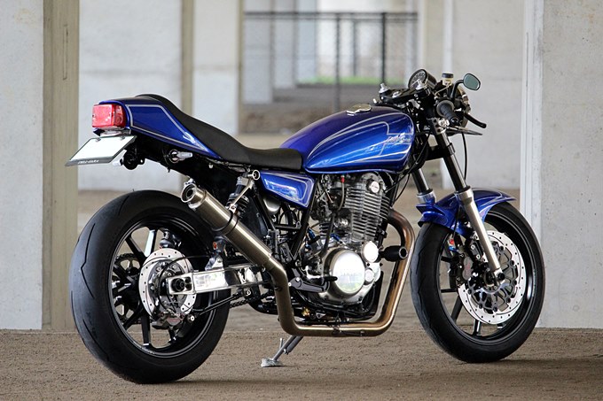 ヤマハ SR400 1997のカスタムカフェレーサー・デルスラーラ | CUSTOM FRONT