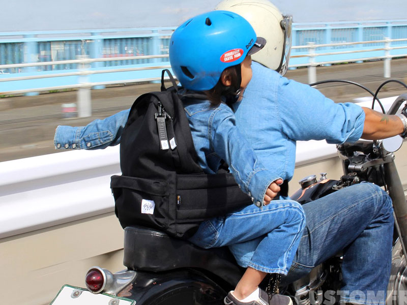 子供用バイクヘルメットとタンデム用バッグ