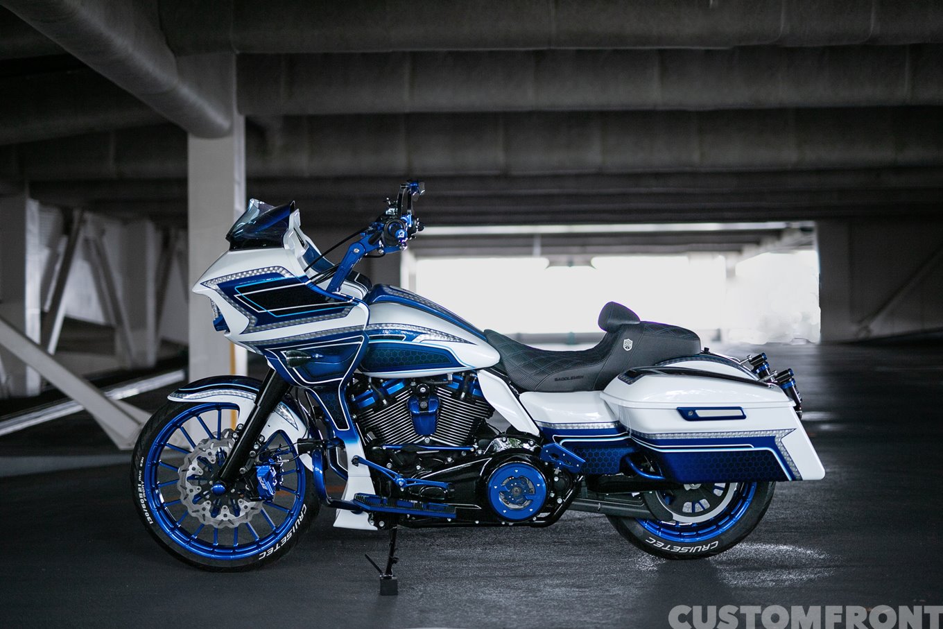 アンジーモーターサイクルズのハーレー パフォーマンスバガースタイル FLTRXST Road Glide ST 2022年