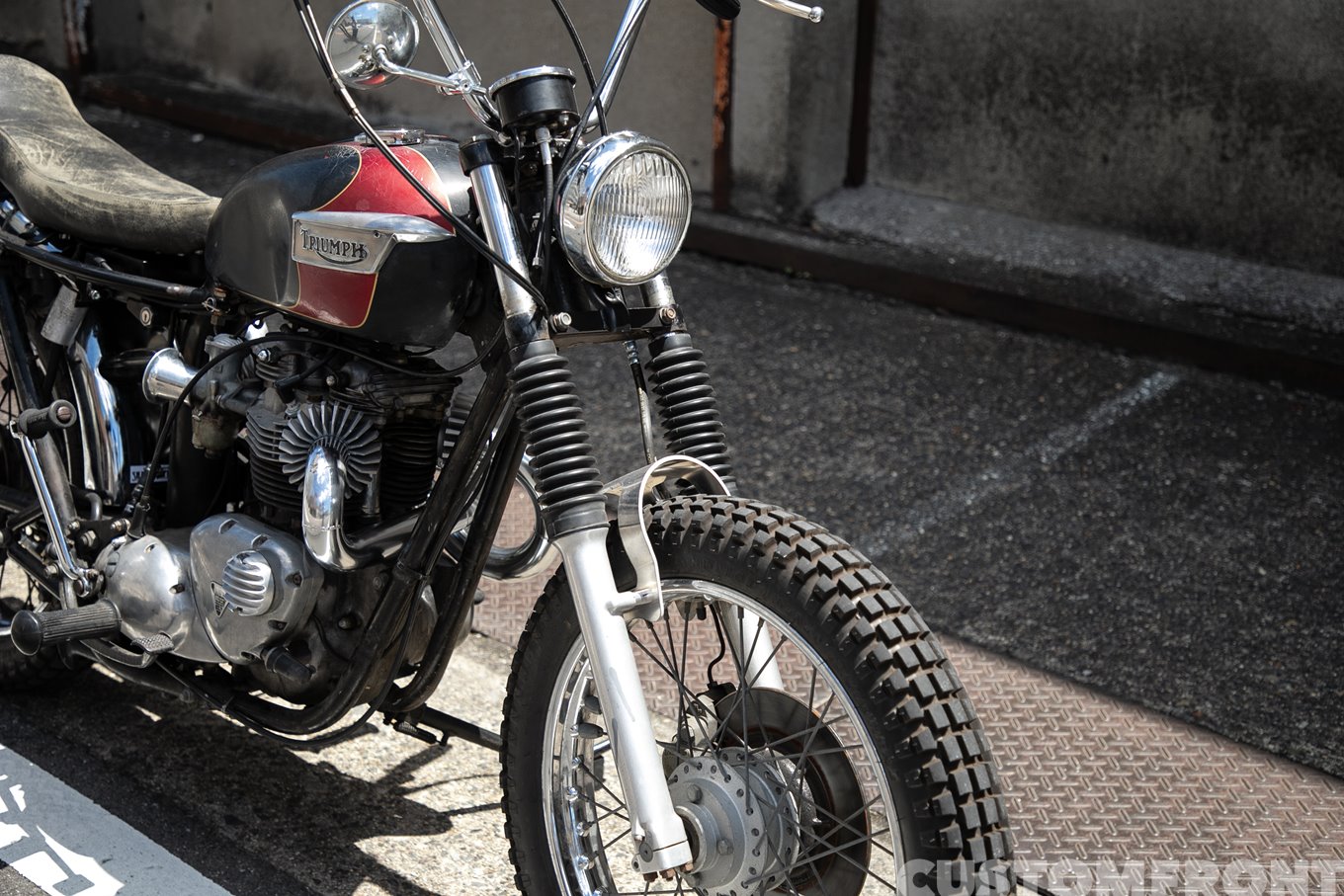 SHALLOW MOTORCYCLE SHOPのTRIUMPH T140Vチョッパー 1975年のヘッドライト