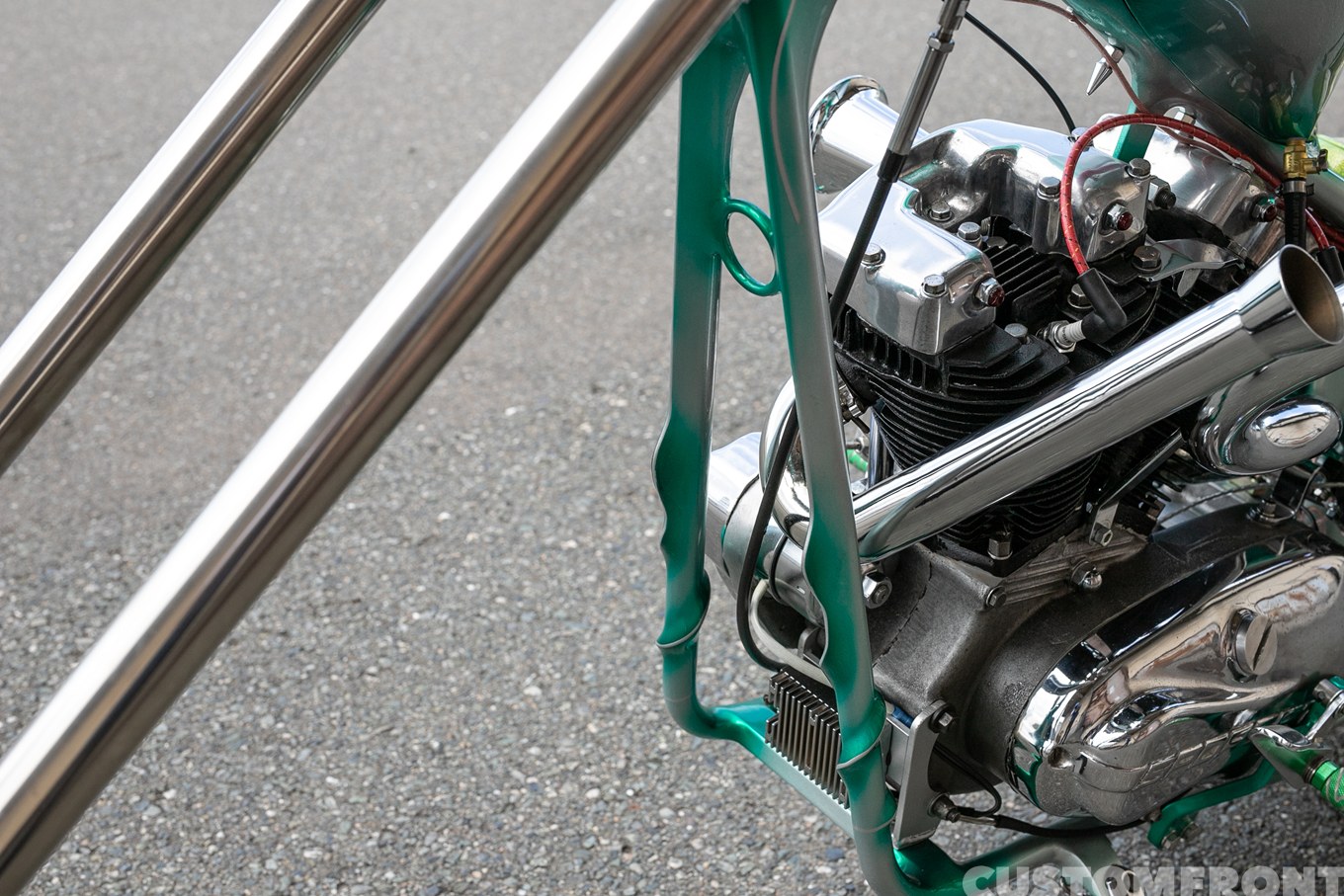 アイアンスポーツXLHのロングフォークチョッパー 1965年のダウンチューブ