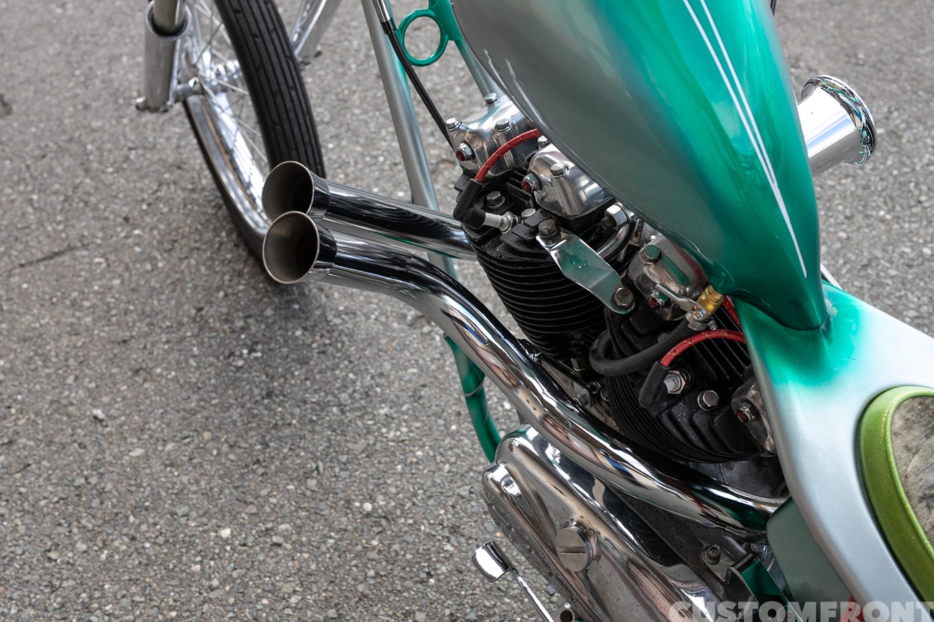 アイアンスポーツXLHのロングフォークチョッパー 1965年のマフラー