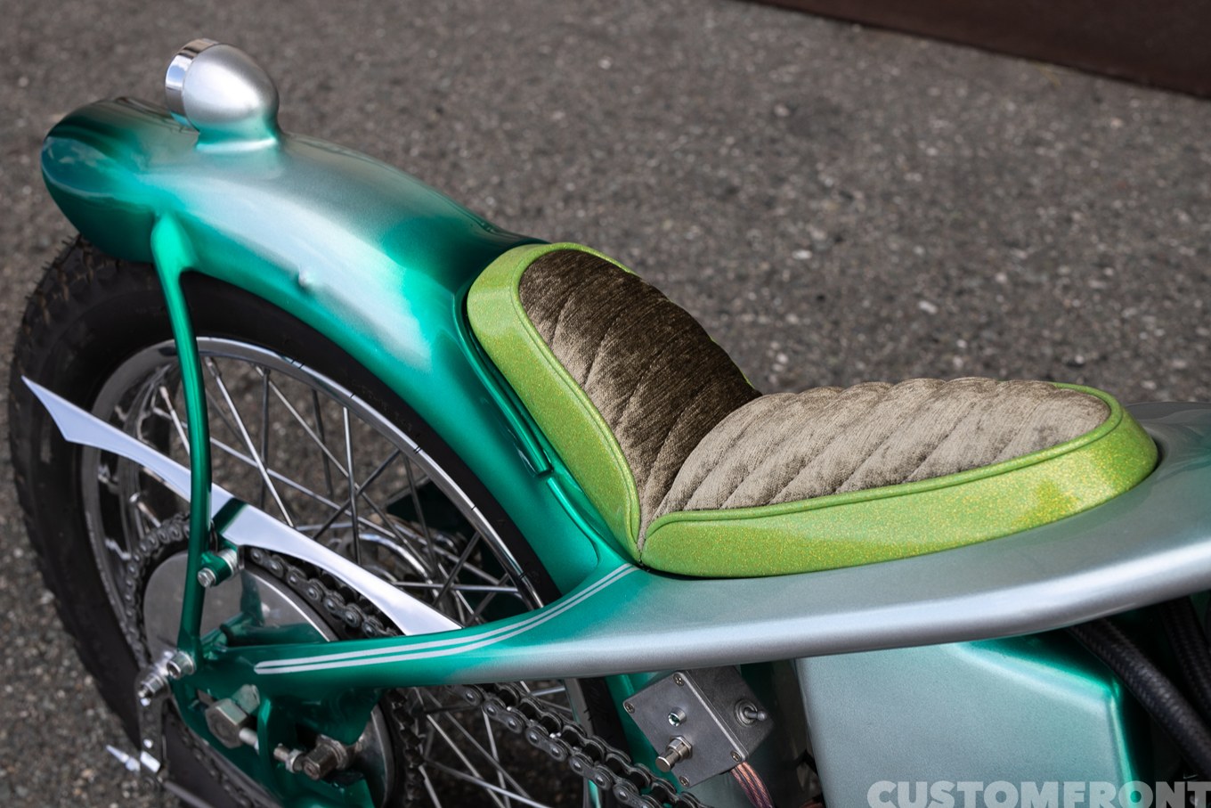 アイアンスポーツXLHのロングフォークチョッパー 1965年のシート