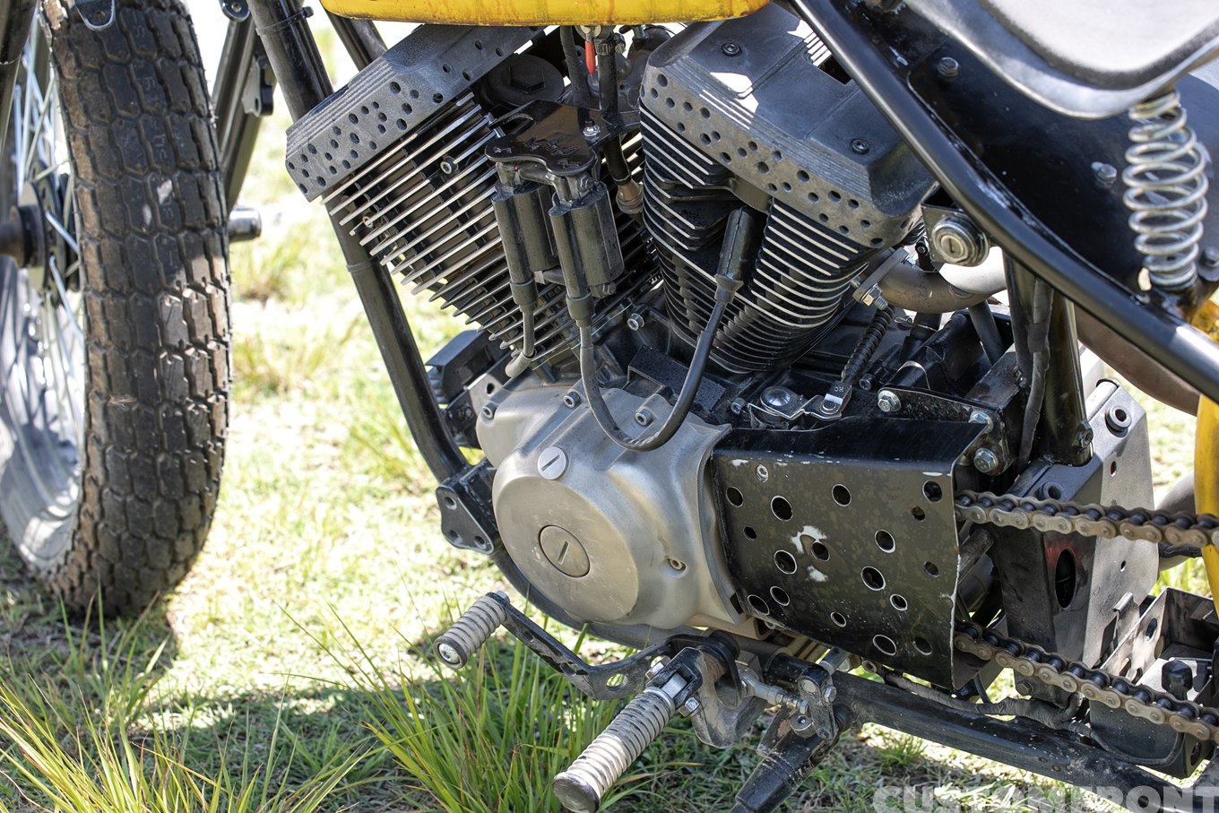 サンダーモーターサイクルズハードテイルのダートトラッカーのエンジン