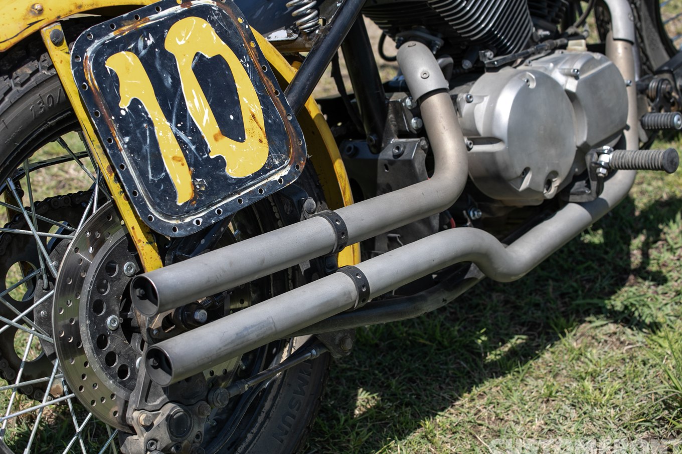 サンダーモーターサイクルズハードテイルのダートトラッカーのマフラー