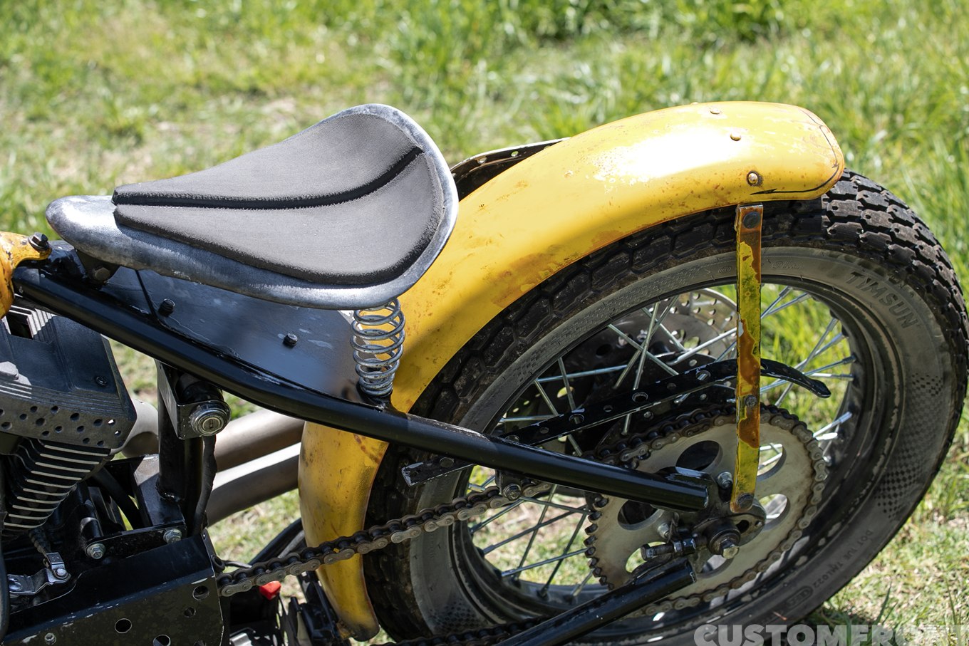 サンダーモーターサイクルズハードテイルのダートトラッカーのリアエンド