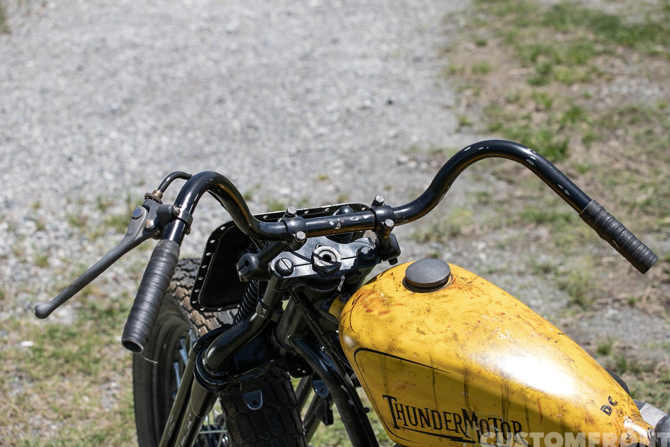 サンダーモーターサイクルズハードテイルのダートトラッカーのハンドル