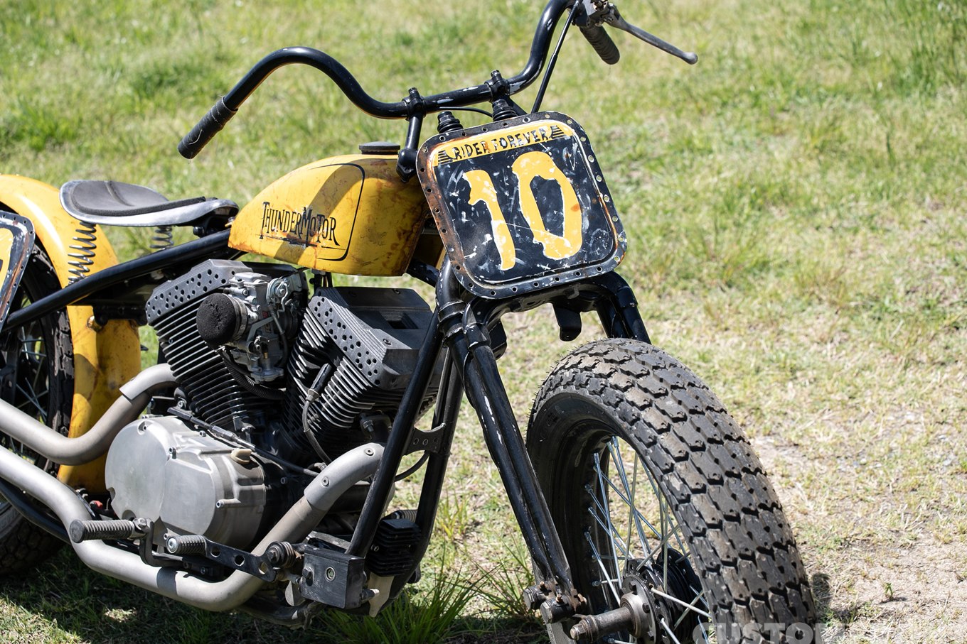 サンダーモーターサイクルズハードテイルのダートトラッカーのフロントフォーク