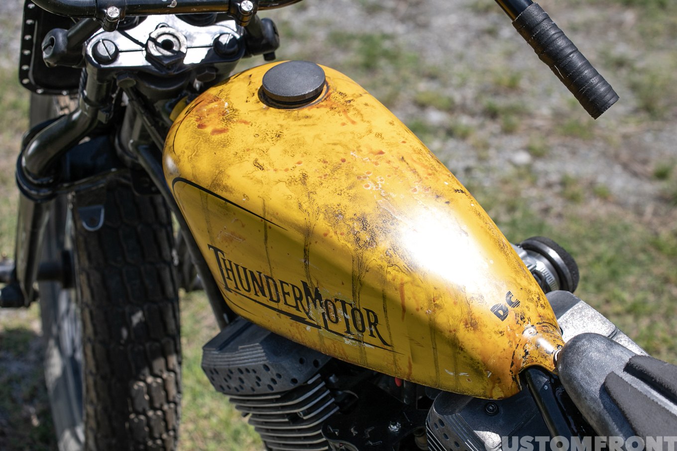 サンダーモーターサイクルズハードテイルのダートトラッカーのガスタンク