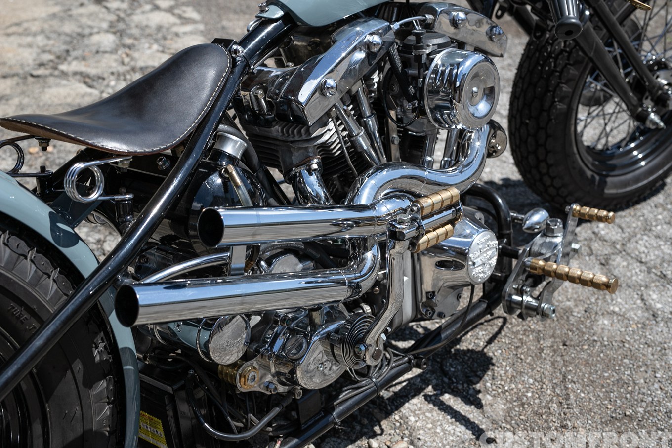 ショベルヘッドのグースネックスタイルハーレー 1979年のマフラー