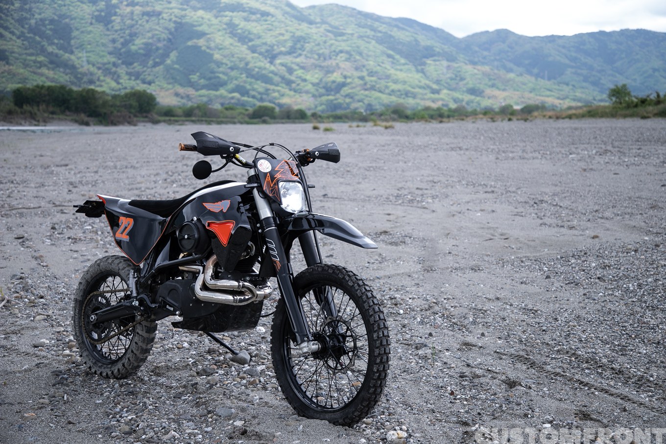 マッドラウトモーターサイクルのビューエルライトニングX1の