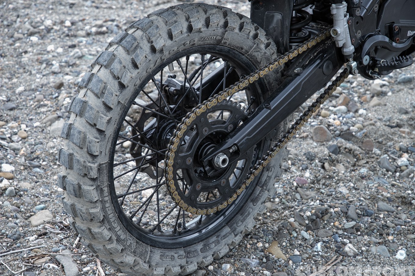 ビューエルライトニングX1のエンデューロレーサー&モタード 2000年のオフロードタイヤ