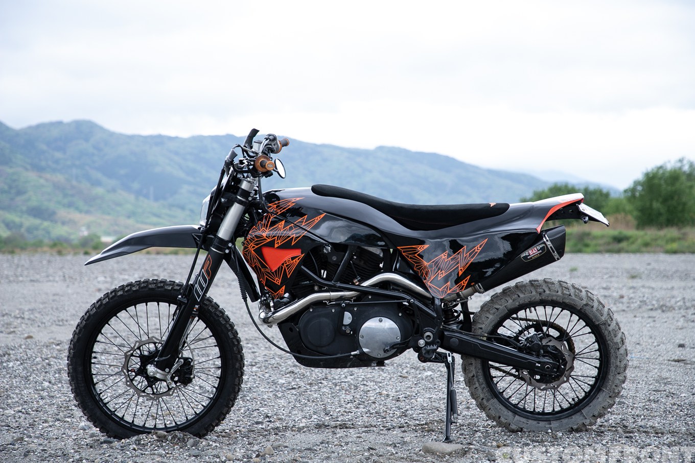 マッドラウトモーターサイクルのビューエルライトニングX1のエンデューロレーサー&モタード 2000年