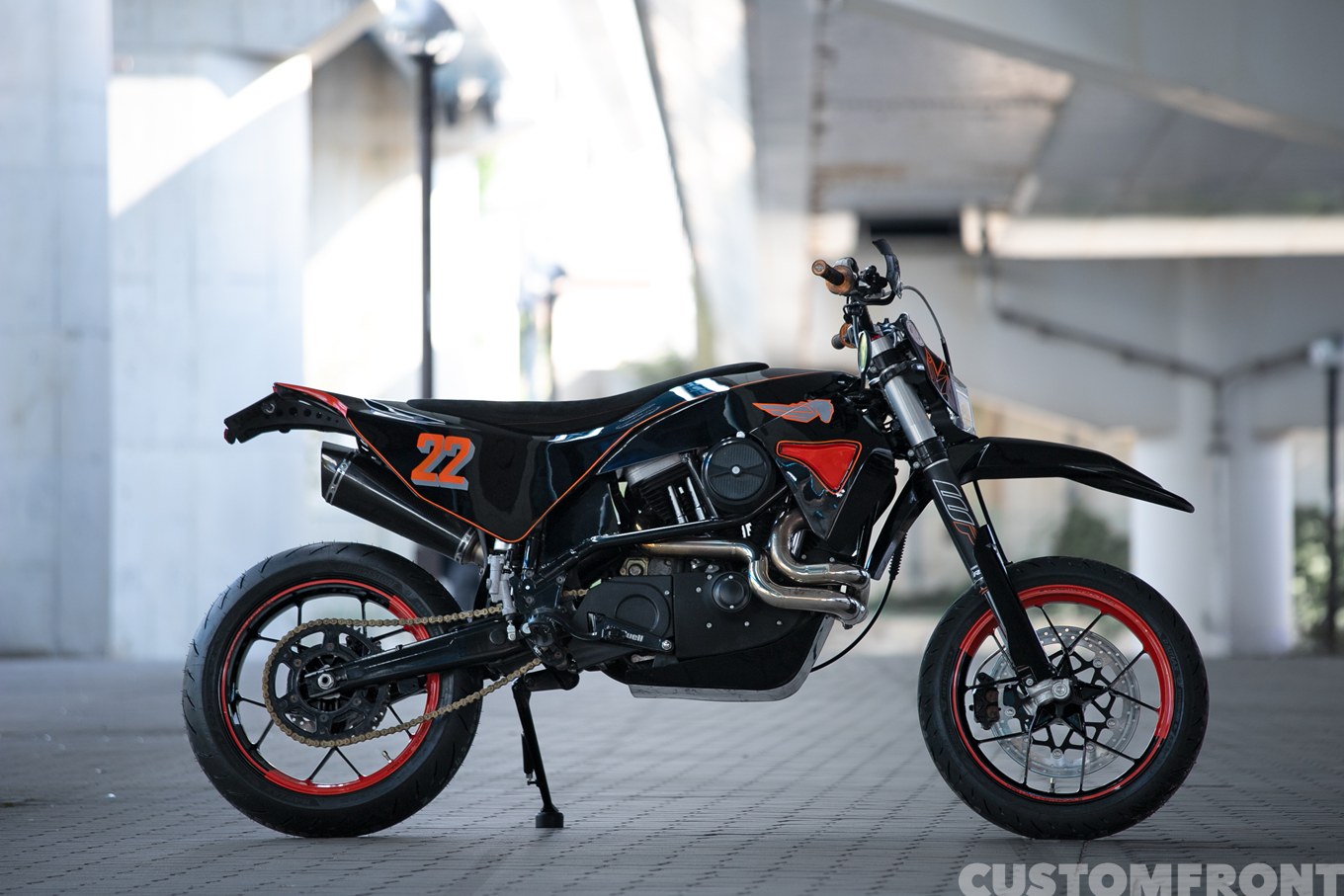 マッドラウトモーターサイクルのビューエルライトニングX1のエンデューロレーサー&モタード 2000年