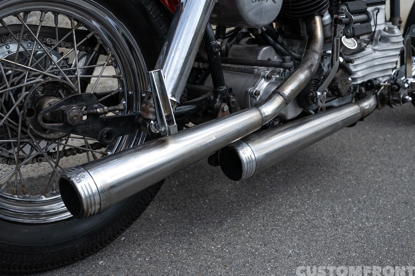 ハーレー Uモデルフラットヘッドのチョッパー 1942年のマフラー