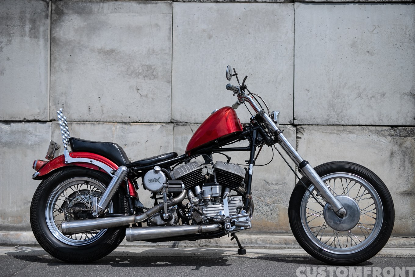 シックスモーターサイクルのハーレー Uモデルフラットヘッドのオールドスクールチョッパー 1942年