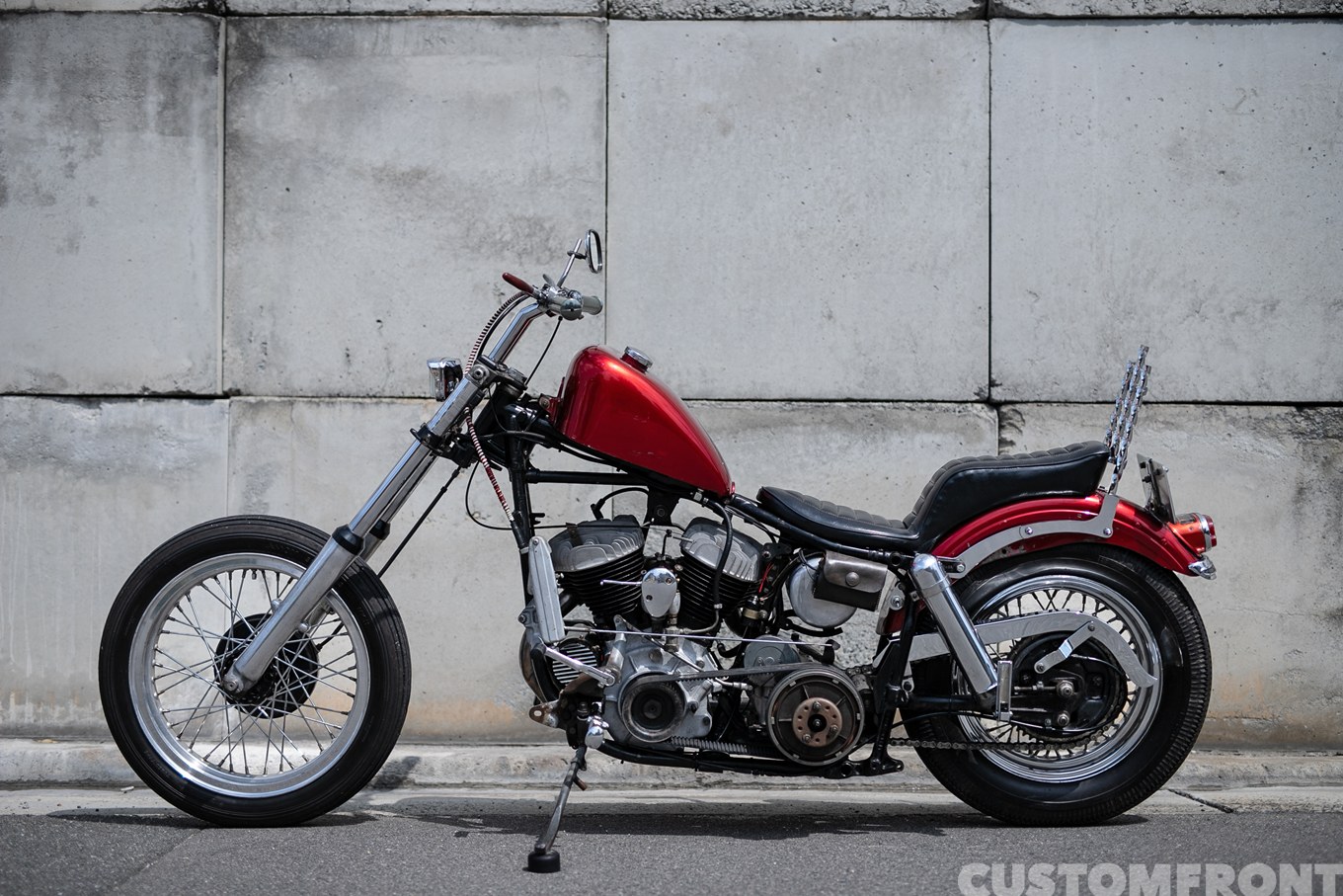 シックスモーターサイクルのハーレー Uモデルフラットヘッドのオールドスクールチョッパー 1942年