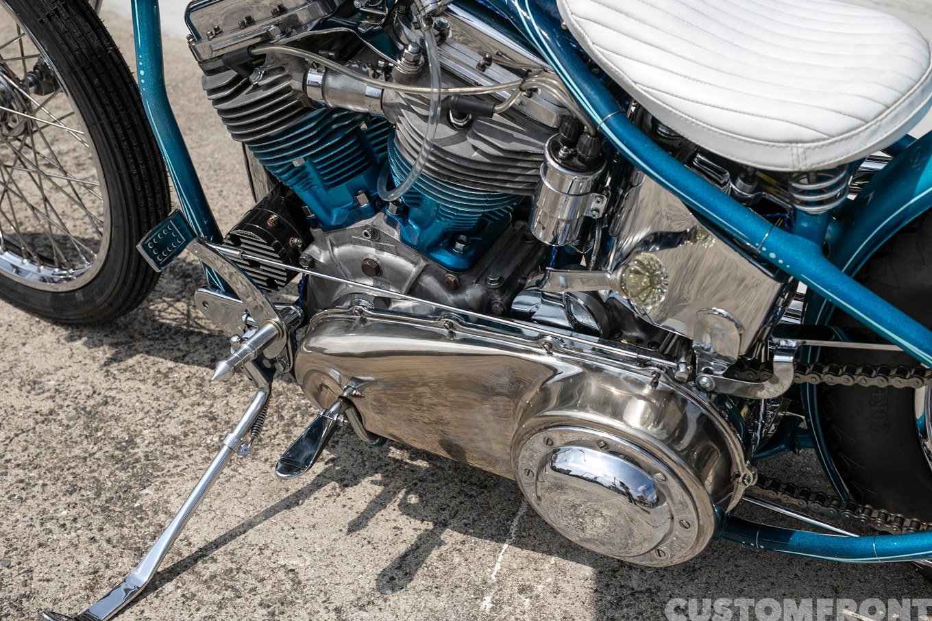 パンヘッドのオールドスクールチョッパー FLH1959年のプライマリーカバー