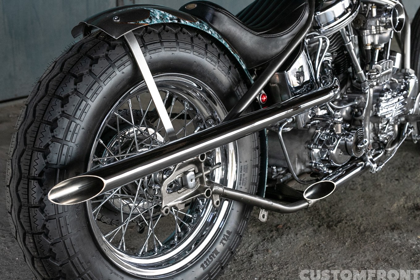 ハーレー パンヘッドのオールドスクールチョッパー FL 1950年のマフラー