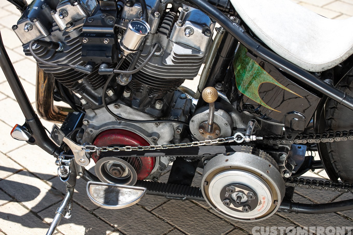 オールドスクールのショベルヘッドチョッパー FLH 1977年のプライマリードライブ