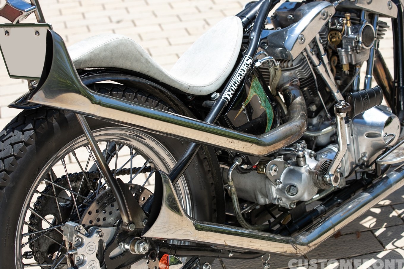 オールドスクールのショベルヘッドチョッパー FLH 1977年のマフラー