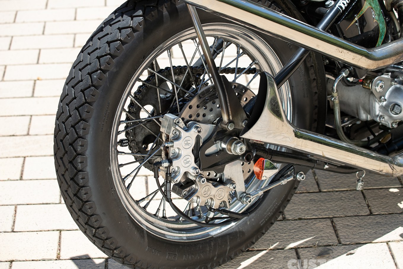 オールドスクールのショベルヘッドチョッパー FLH 1977年のリアブレーキ