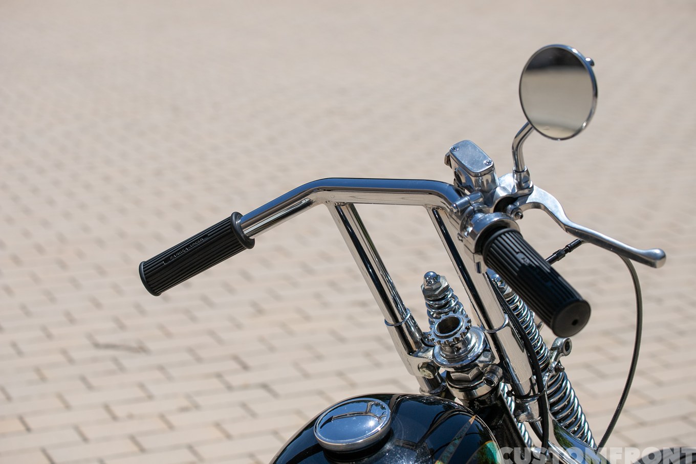オールドスクールのショベルヘッドチョッパー FLH 1977年のハンドル