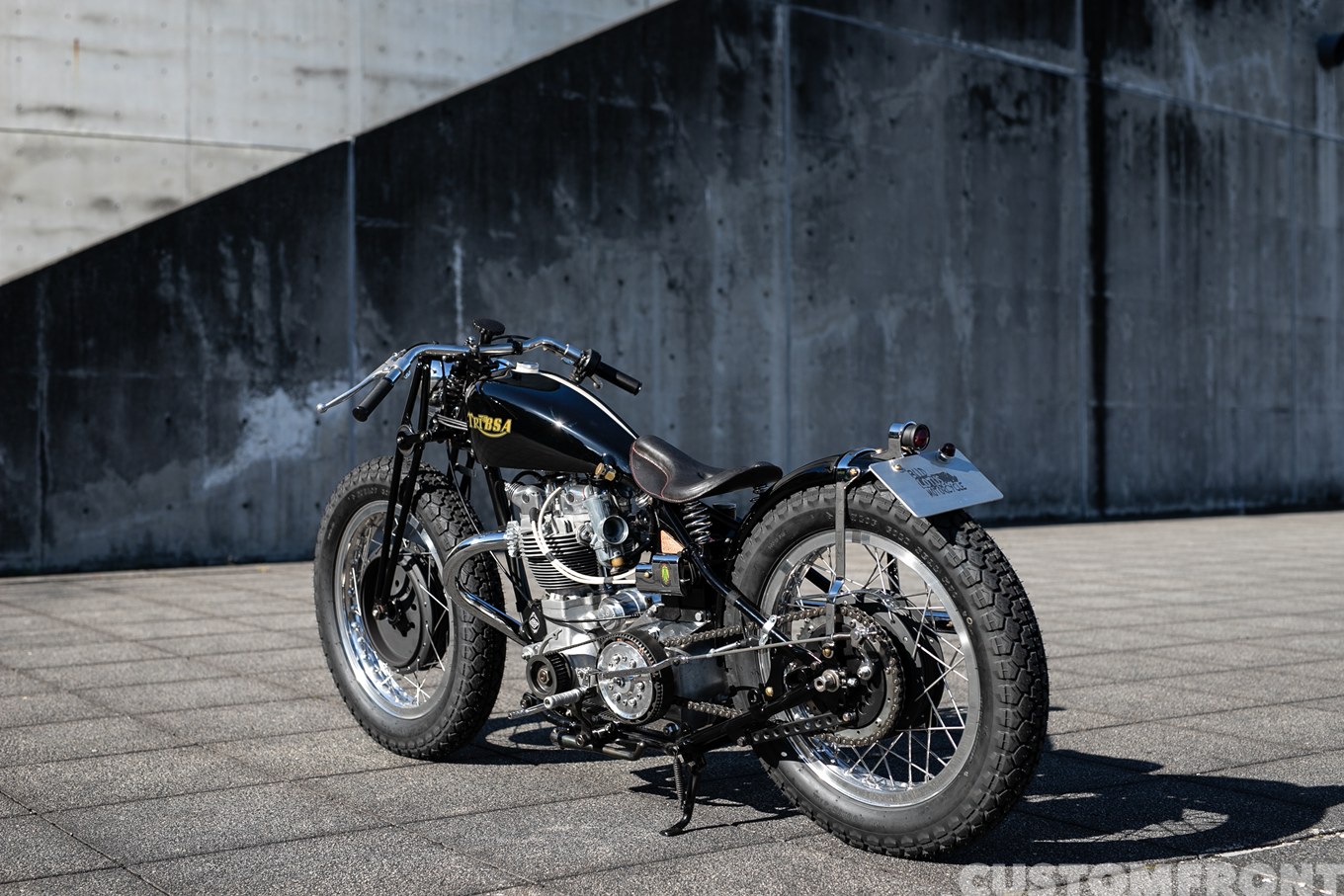 BUDLOTUSのTRIBSAトリビザ（TRIUMPH & BSA）のボバーカスタム 1951年