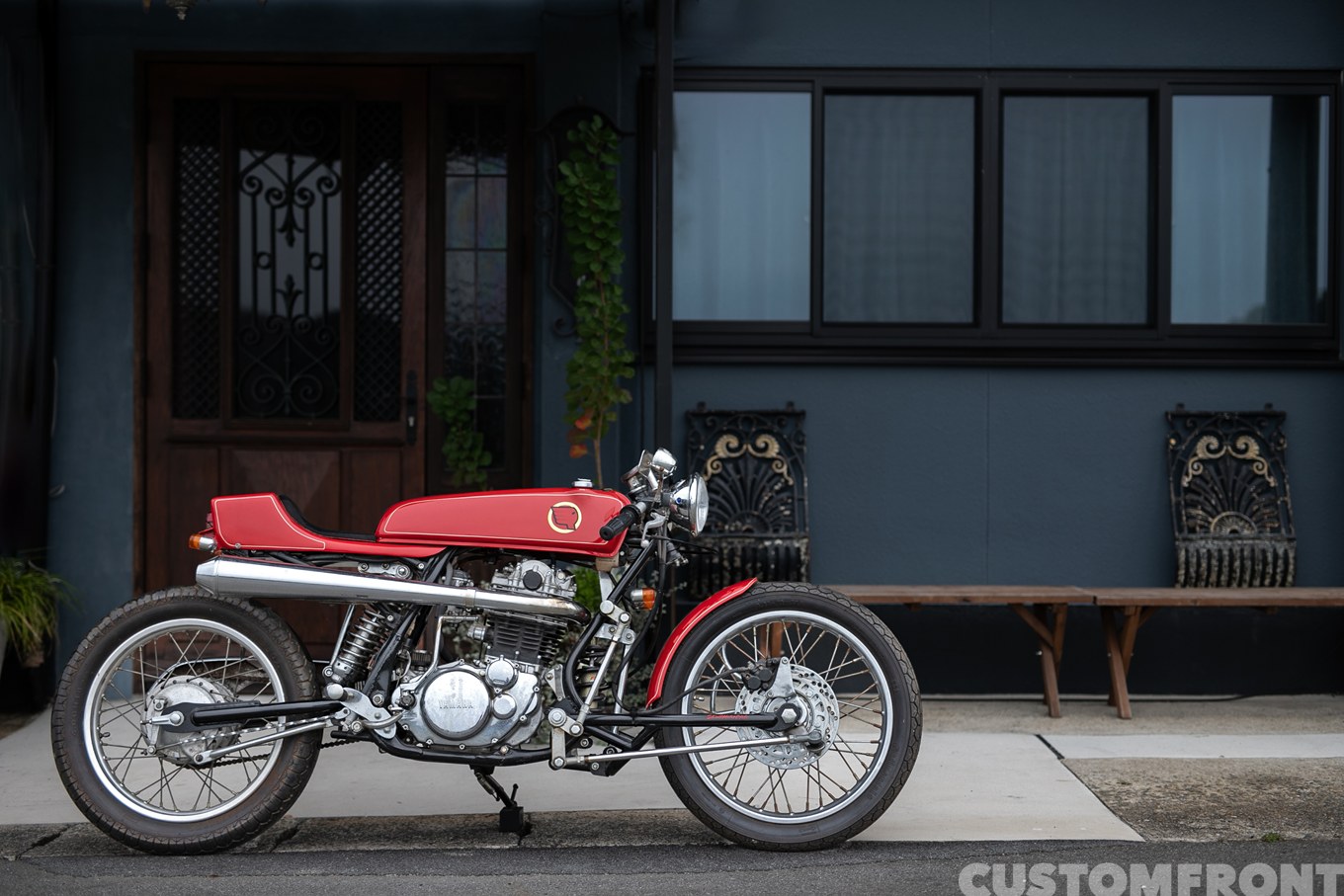 スカルモーターサイクルのYAMAHA SR400のカフェレーサーのハブセンターステアリングとフルフローターシステム