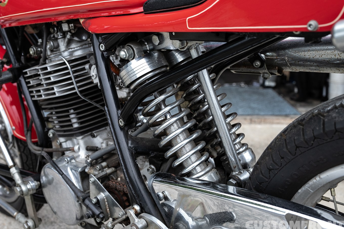 YAMAHA SR400 1995年のカフェレーサーカスタムのリアショック