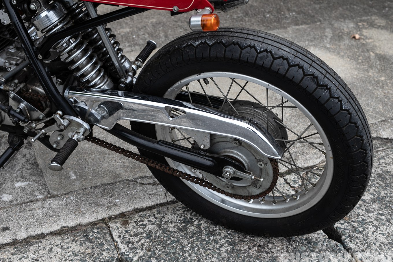 YAMAHA SR400 1995年のカフェレーサーカスタムのリアタイヤ