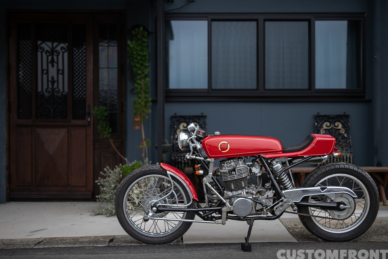 スカルモーターサイクルのYAMAHA SR400のカフェレーサーのハブセンターステアリングとフルフローターシステム