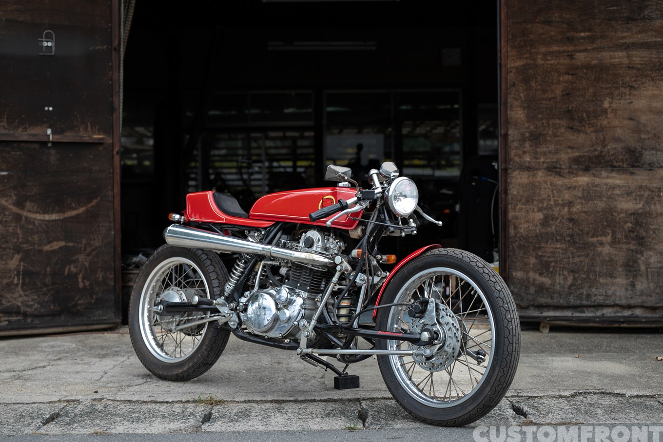 スカルモーターサイクルのYAMAHA SR400のカフェレーサーのハブセンターステアリングとフルフローターシステム