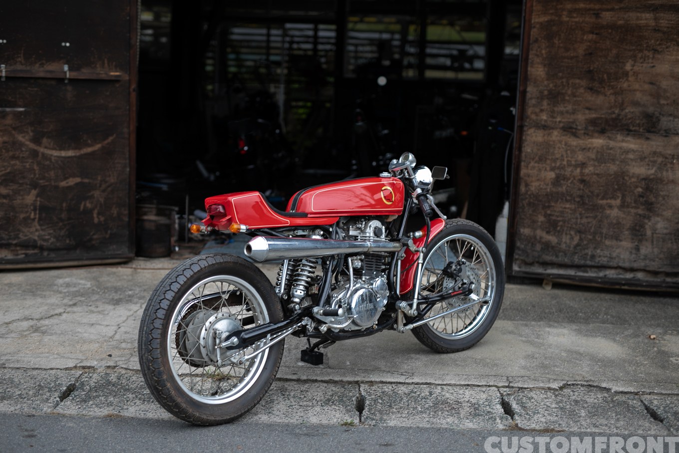 スカルモーターサイクルのYAMAHA SR400のカフェレーサーのハブセンターステアリングとフルフローターシステム
