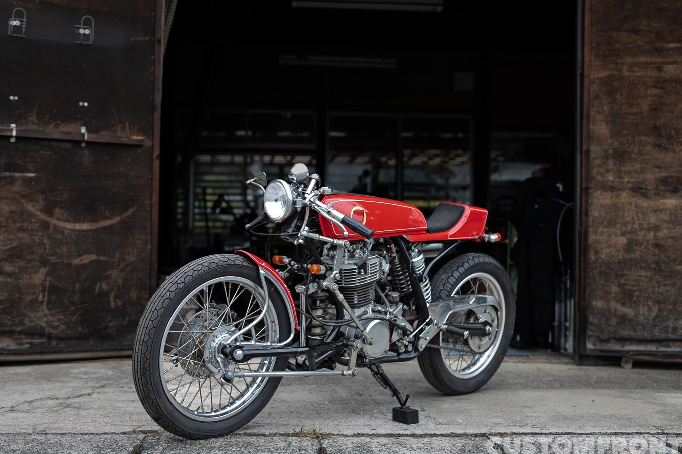 スカルモーターサイクルのYAMAHA SR400のカフェレーサーのハブセンターステアリングとフルフローターシステム