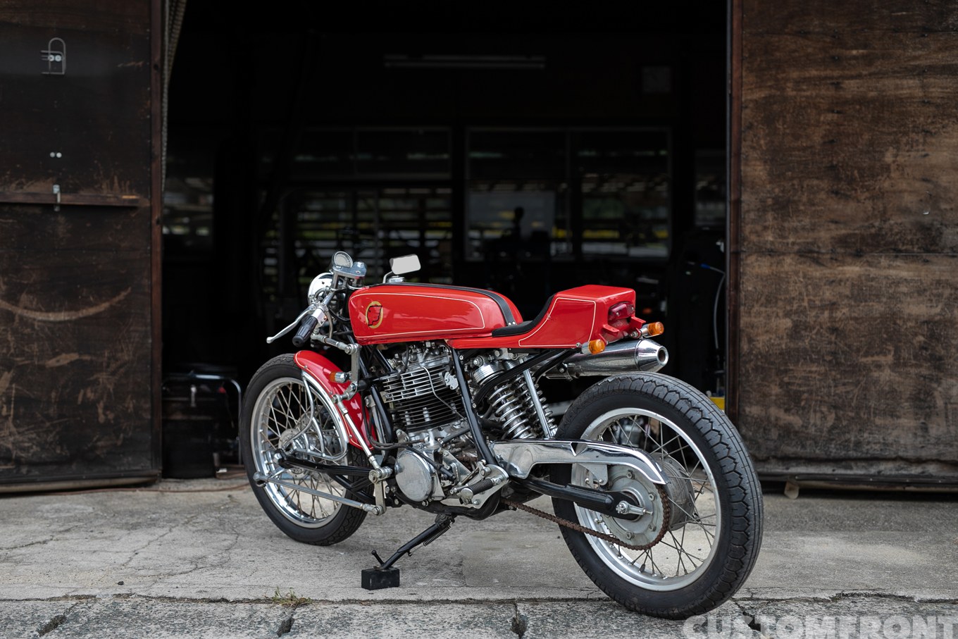 スカルモーターサイクルのYAMAHA SR400のカフェレーサーのハブセンターステアリングとフルフローターシステム