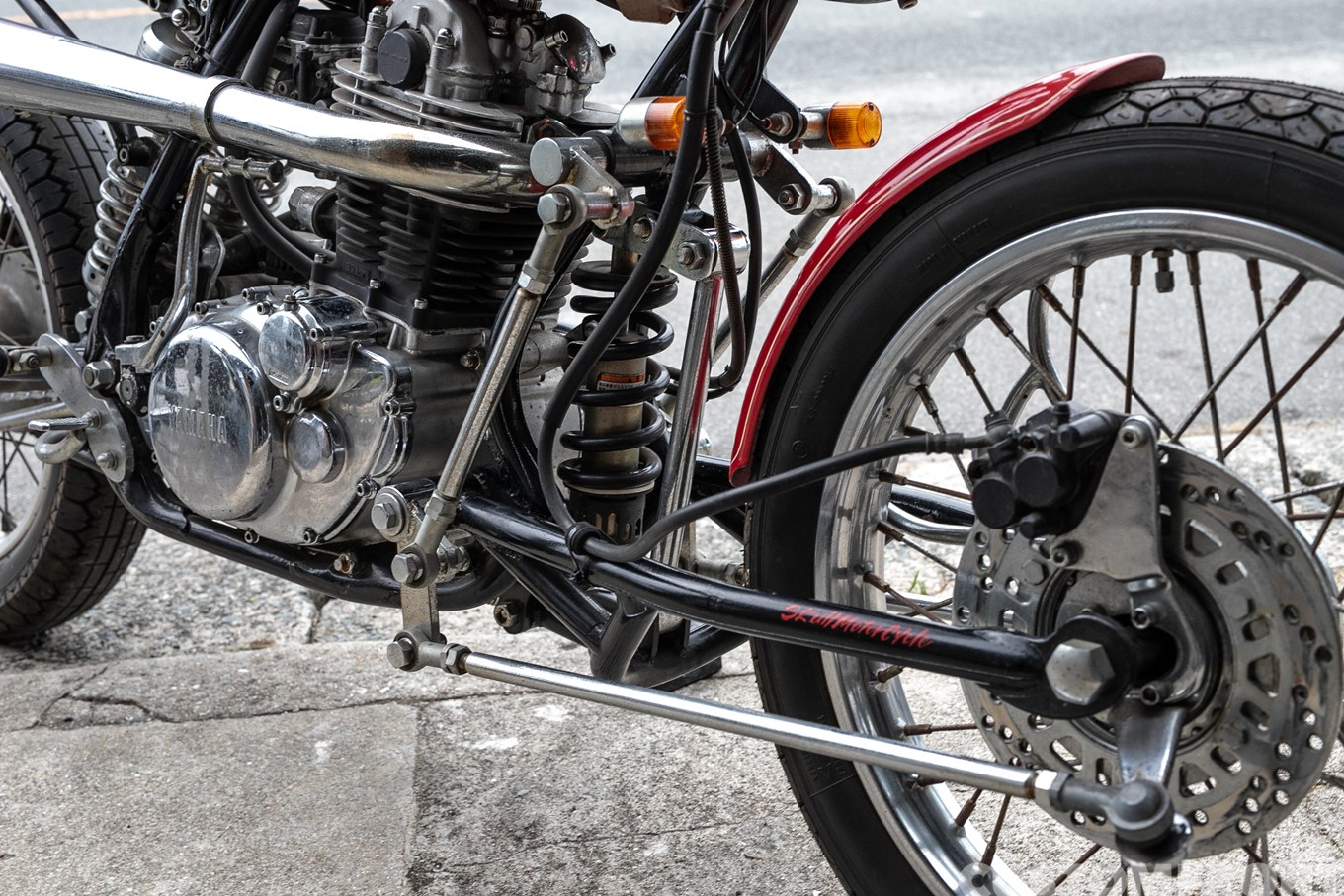 YAMAHA SR400 1995年のカフェレーサーカスタムのフロントショック