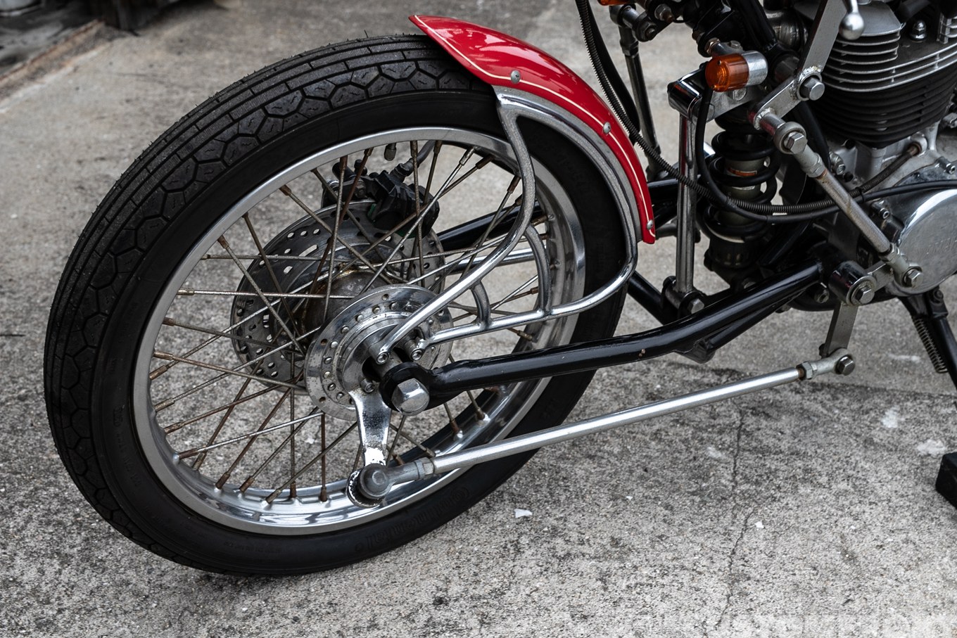 YAMAHA SR400 1995年のカフェレーサーカスタムのフロントフォーク