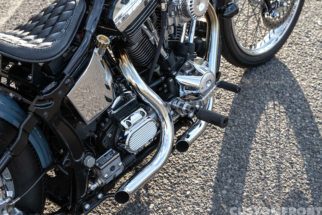 スプリンガーEVOのボバーチョッパー FLSTF 1996年のマフラー