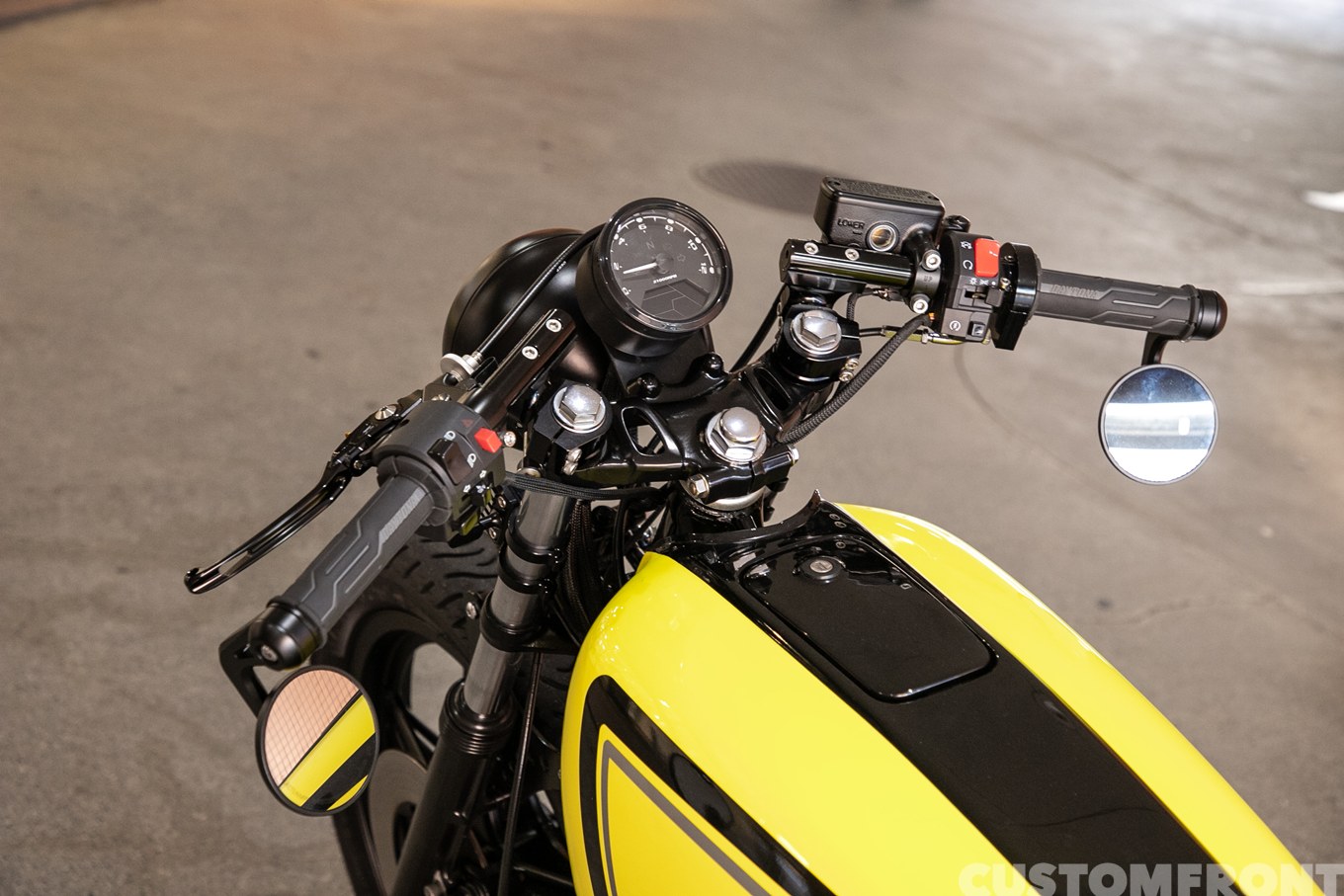 ホンダCB750 F2のカフェレーサースタイル 1977年のハンドル