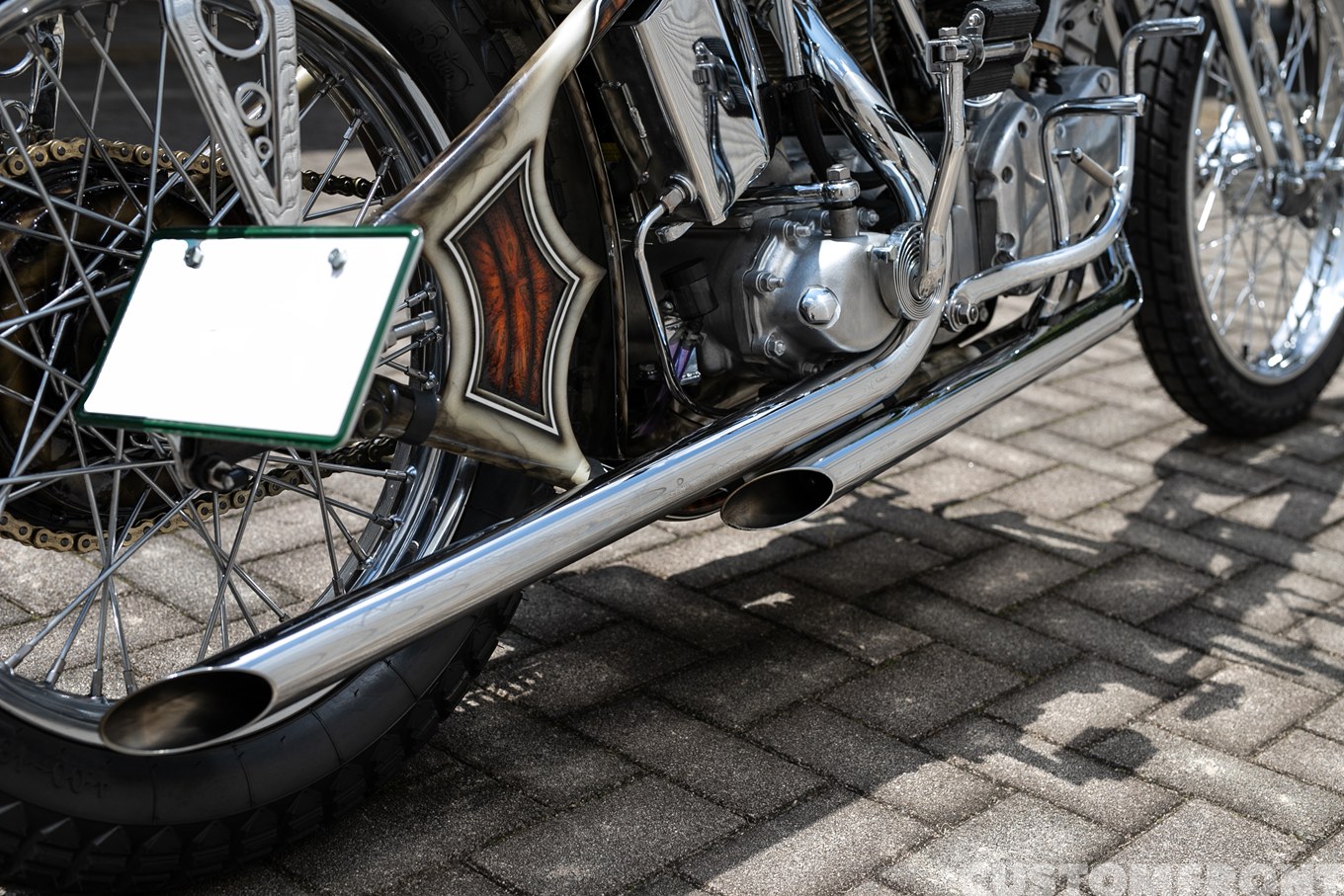 オールドスクールのFLHショベルヘッドチョッパー 1969年のマフラー