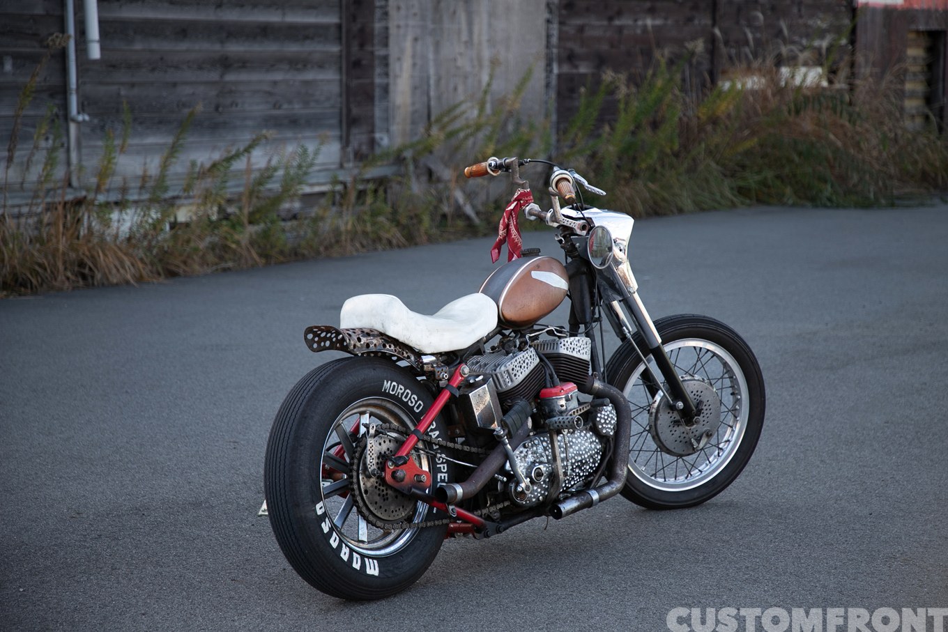 ホットスパイスカスタムスのハーレー KH 1956年のレーシングガレージチョッパー