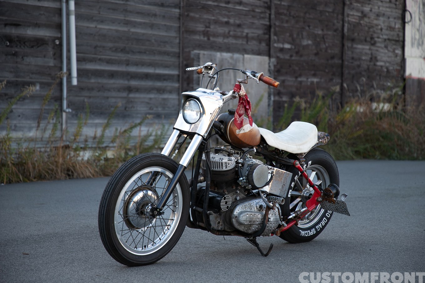 ホットスパイスカスタムスのハーレー KH 1956年のレーシングガレージチョッパー