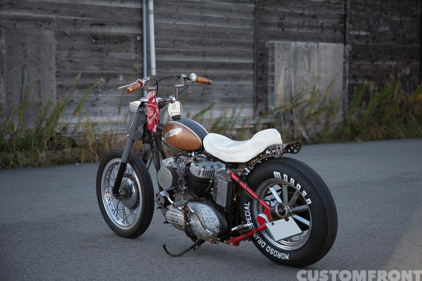 ホットスパイスカスタムスのハーレー KH 1956年のレーシングガレージチョッパー