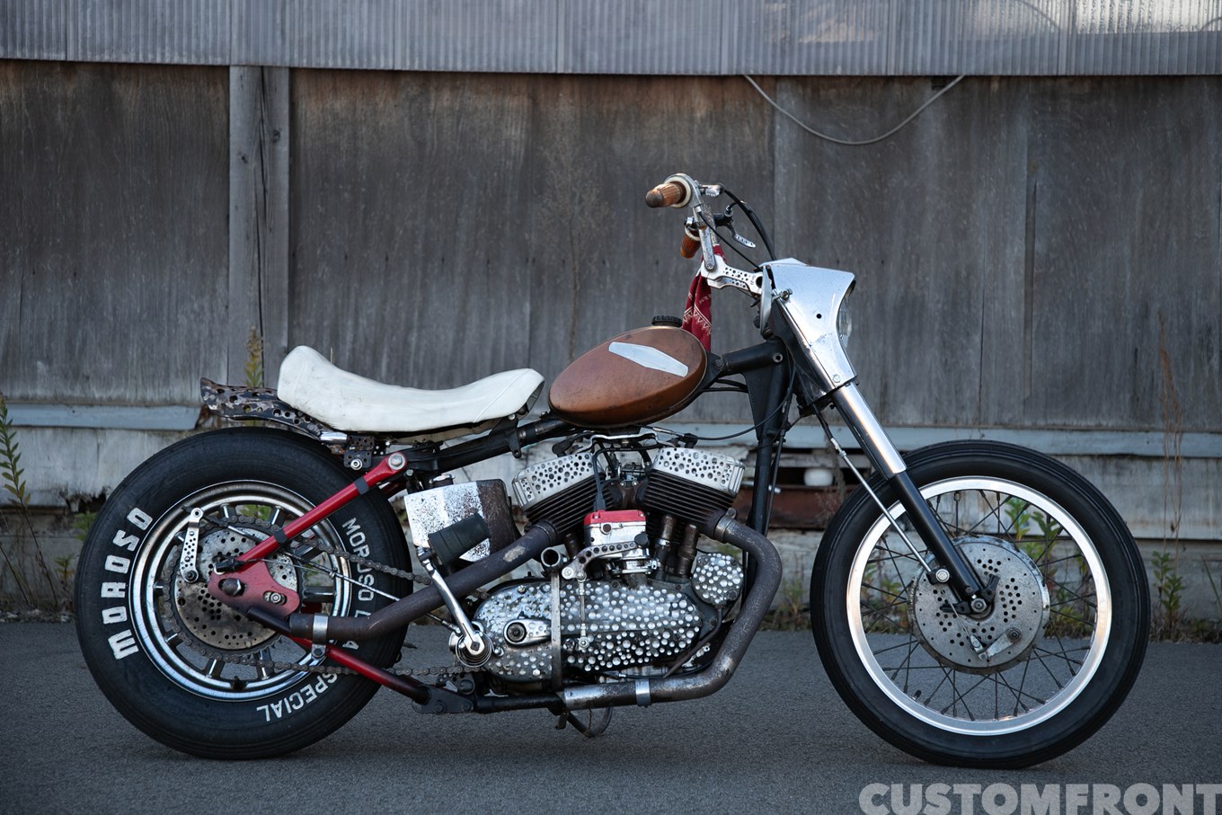 ホットスパイスカスタムスのハーレー KH 1956年のレーシングガレージチョッパー