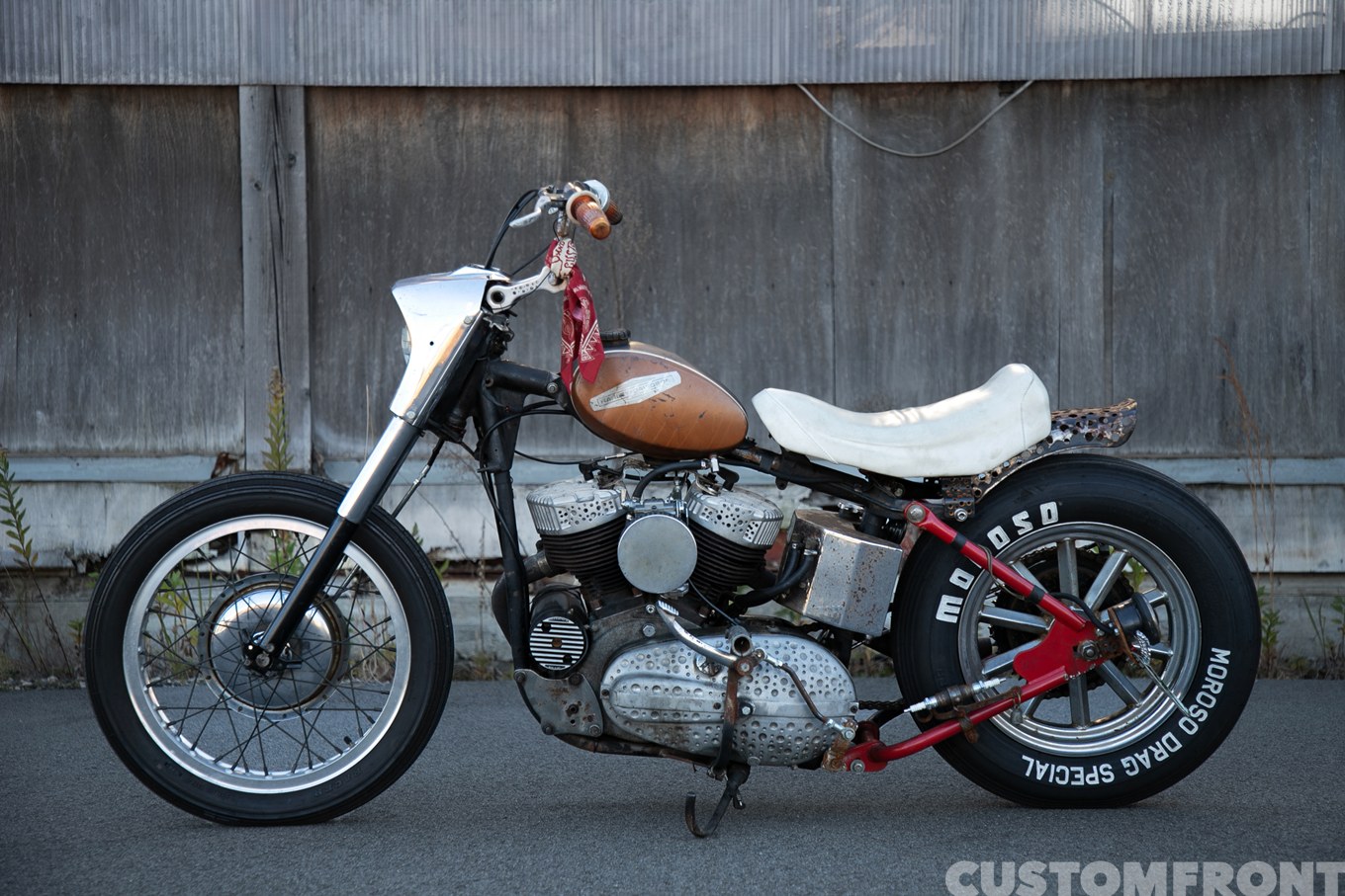 ホットスパイスカスタムスのハーレー KH 1956年のレーシングガレージチョッパー