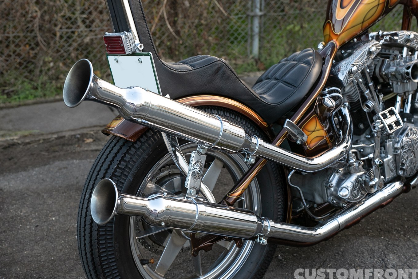 ショベルヘッドのモールディングチョッパー FL 1966年のマフラー