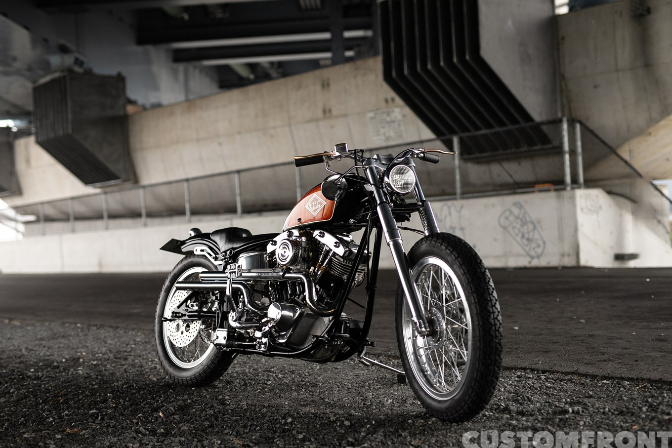 グルーブワークスの4速ショベルヘッドのカンチレバー式ダートトラッカーチョッパー FXE 1978年