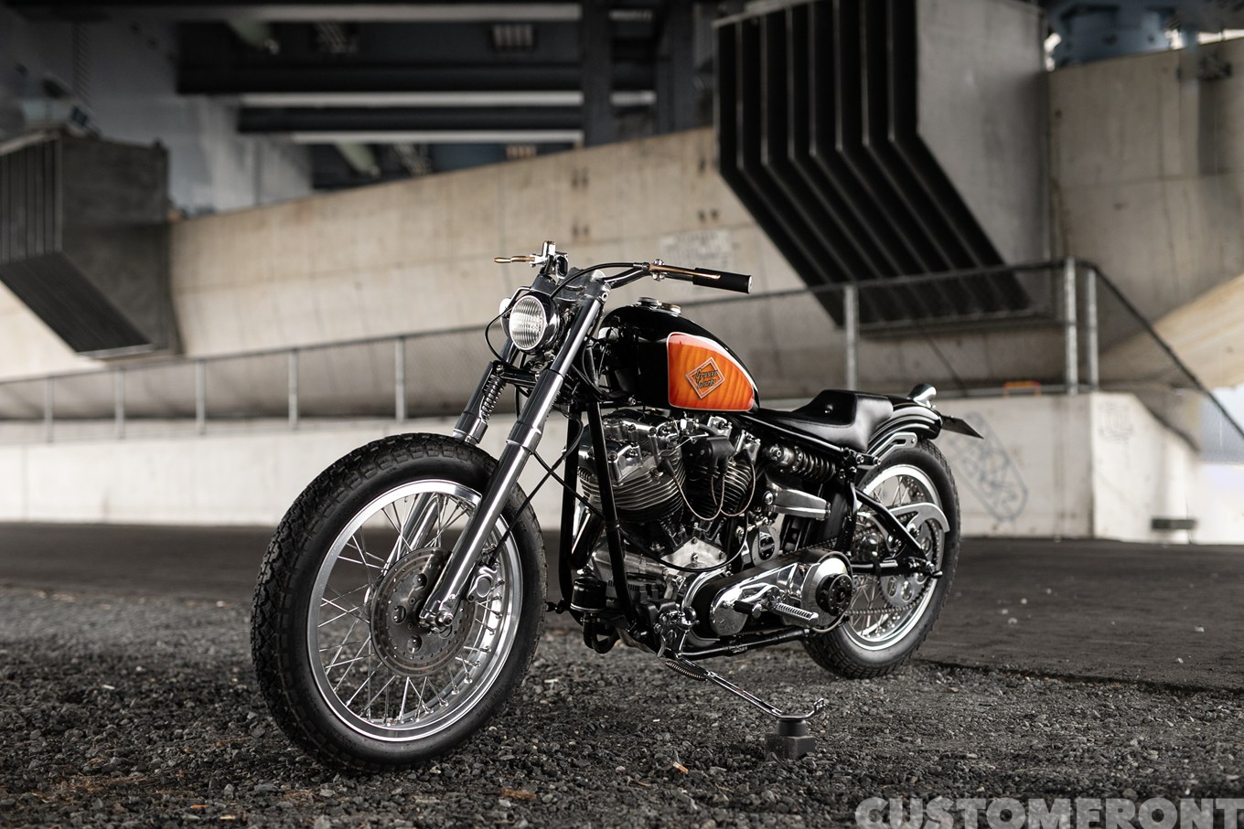 グルーブワークスの4速ショベルヘッドのカンチレバー式ダートトラッカーチョッパー FXE 1978年