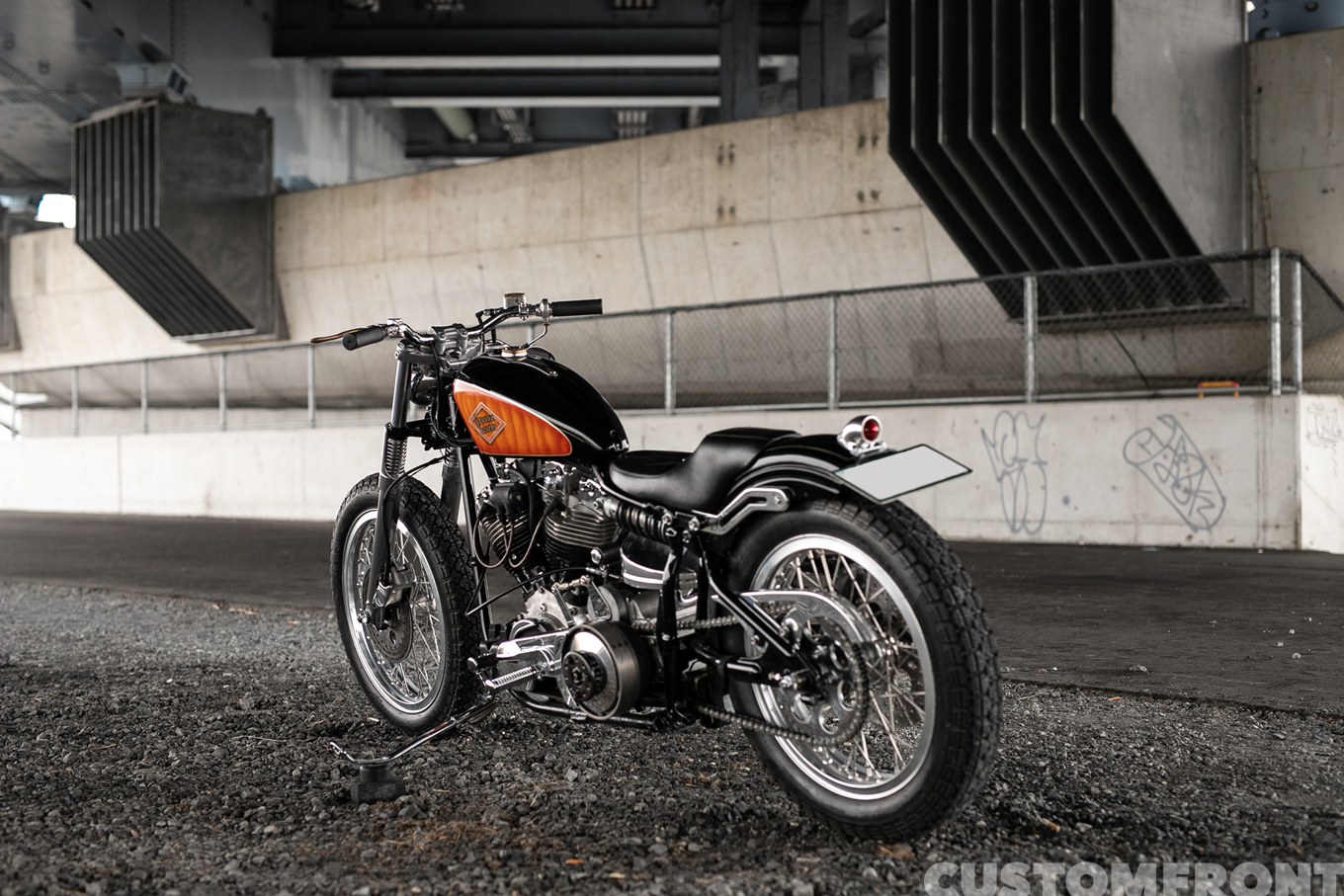 グルーブワークスの4速ショベルヘッドのカンチレバー式ダートトラッカーチョッパー FXE 1978年